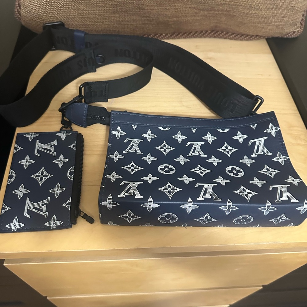 Louis Vuitton Gaston Wearable Wallet. Authentic Bag purchased NYC with receipt.